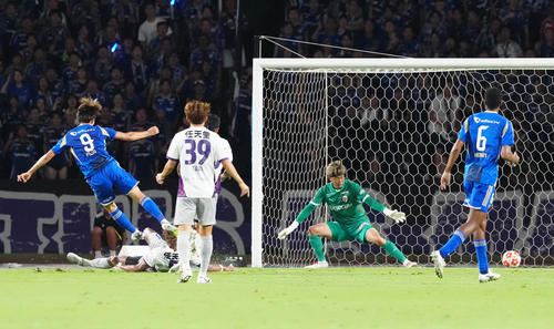 町田対京都　後半、先制ゴールを決める町田藤尾（左端上）（撮影・江口和貴）