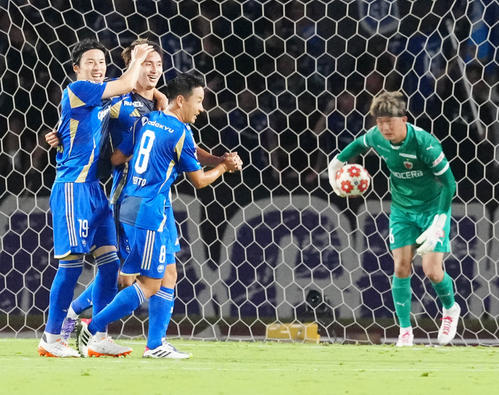 町田対京都　後半、先制ゴールを決め祝福される町田藤尾（左から2人目）。右端は京都GK太田（撮影・江口和貴）