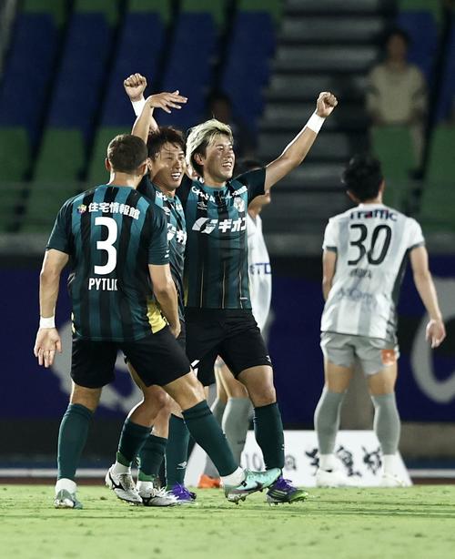 相模原対秋田　先制ゴールを決めガッツポーズする相模原高木（中央）（撮影・河田真司）