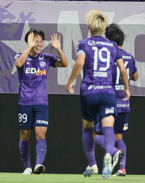 広島対清水　後半　2点目を決めた広島中村（左）（撮影・加藤孝規）