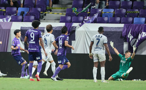 広島対清水　後半　3点目を決めた広島木下（左）（撮影・加藤孝規）