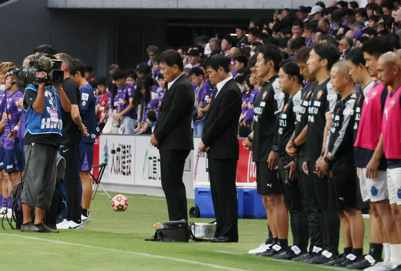 広島対清水　試合前、黙とうする森保一日本代表監督（中央右）と宗政潤一郎広島県サッカー協会会長（中央左）ら（撮影・加藤孝規）