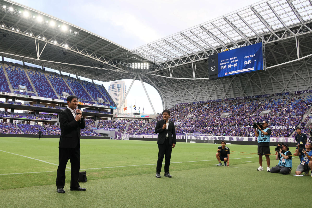 広島対清水　試合前、平和について話す森保一日本代表監督（左）と宗政潤一郎広島県サッカー協会会長（撮影・加藤孝規）