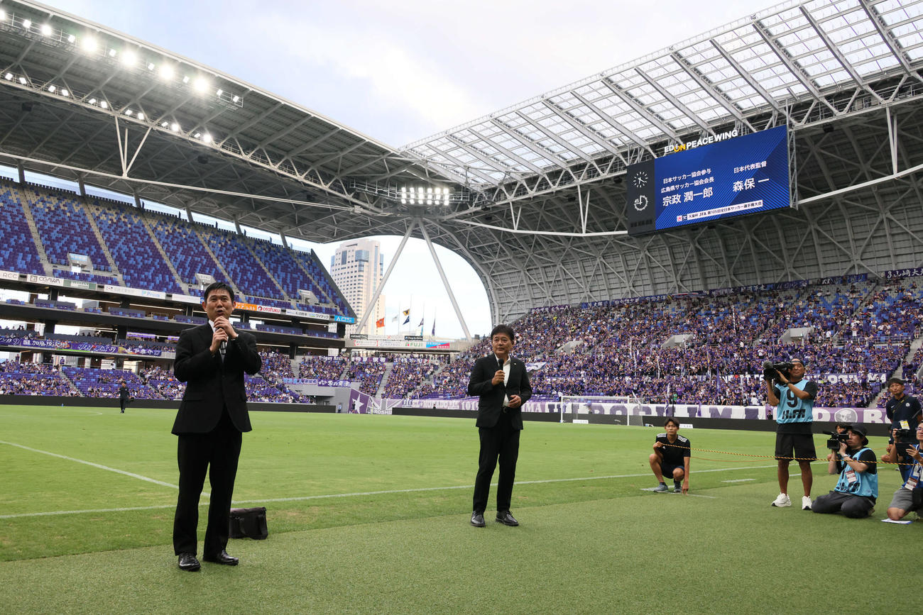 広島対清水　試合前、平和について話す森保一日本代表監督（左）と宗政潤一郎広島県サッカー協会会長（撮影・加藤孝規）