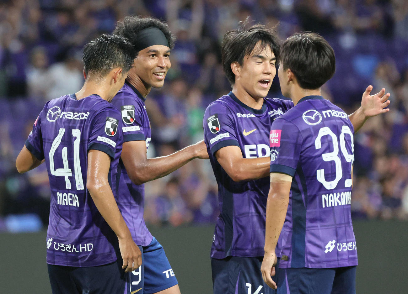 広島対清水　前半　先制シュートを決めた広島前田（左）とイレブン（撮影・加藤孝規）