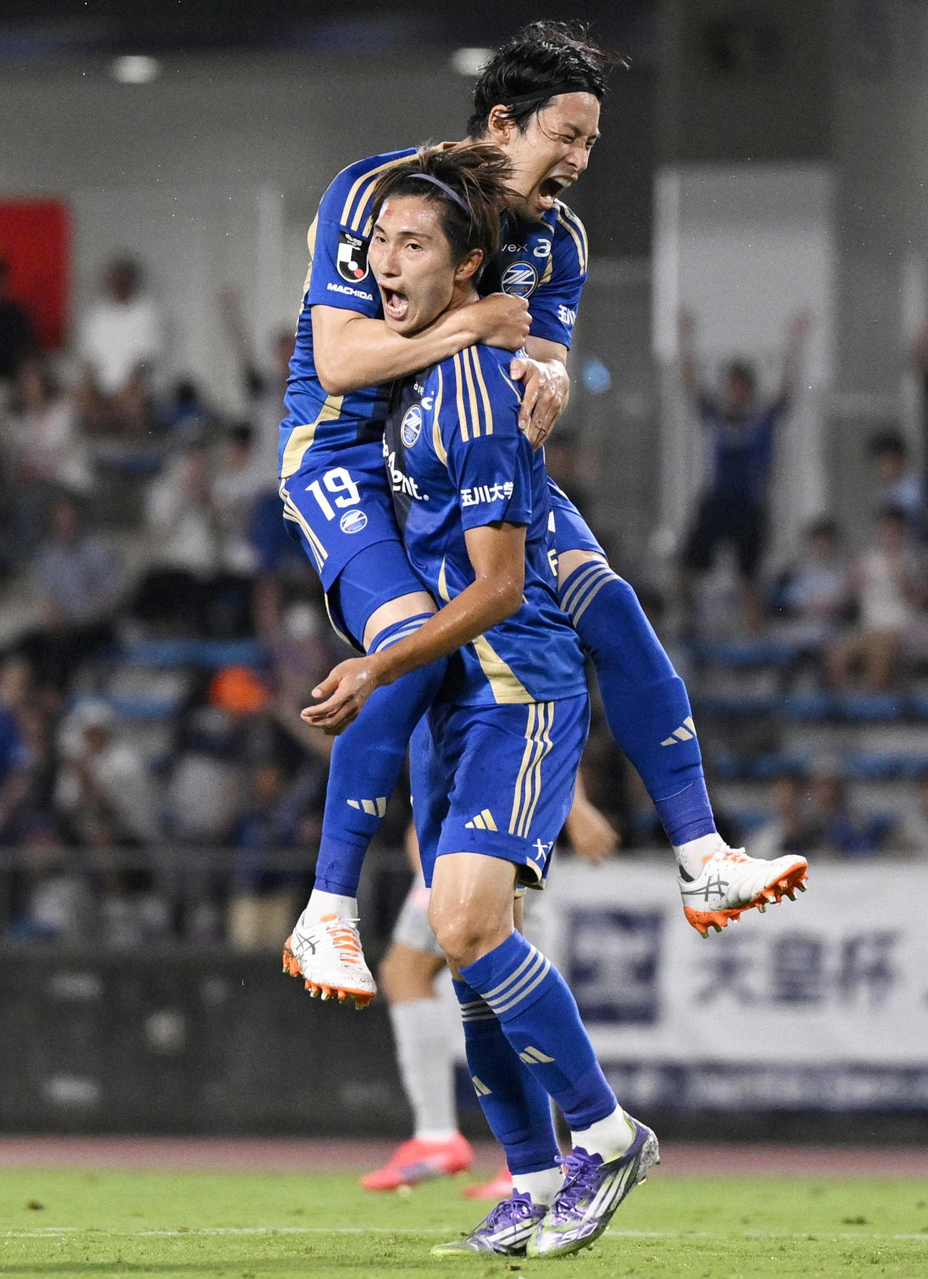 後半、先制ゴールを決め、大喜びの町田・藤尾。上は中山（共同）