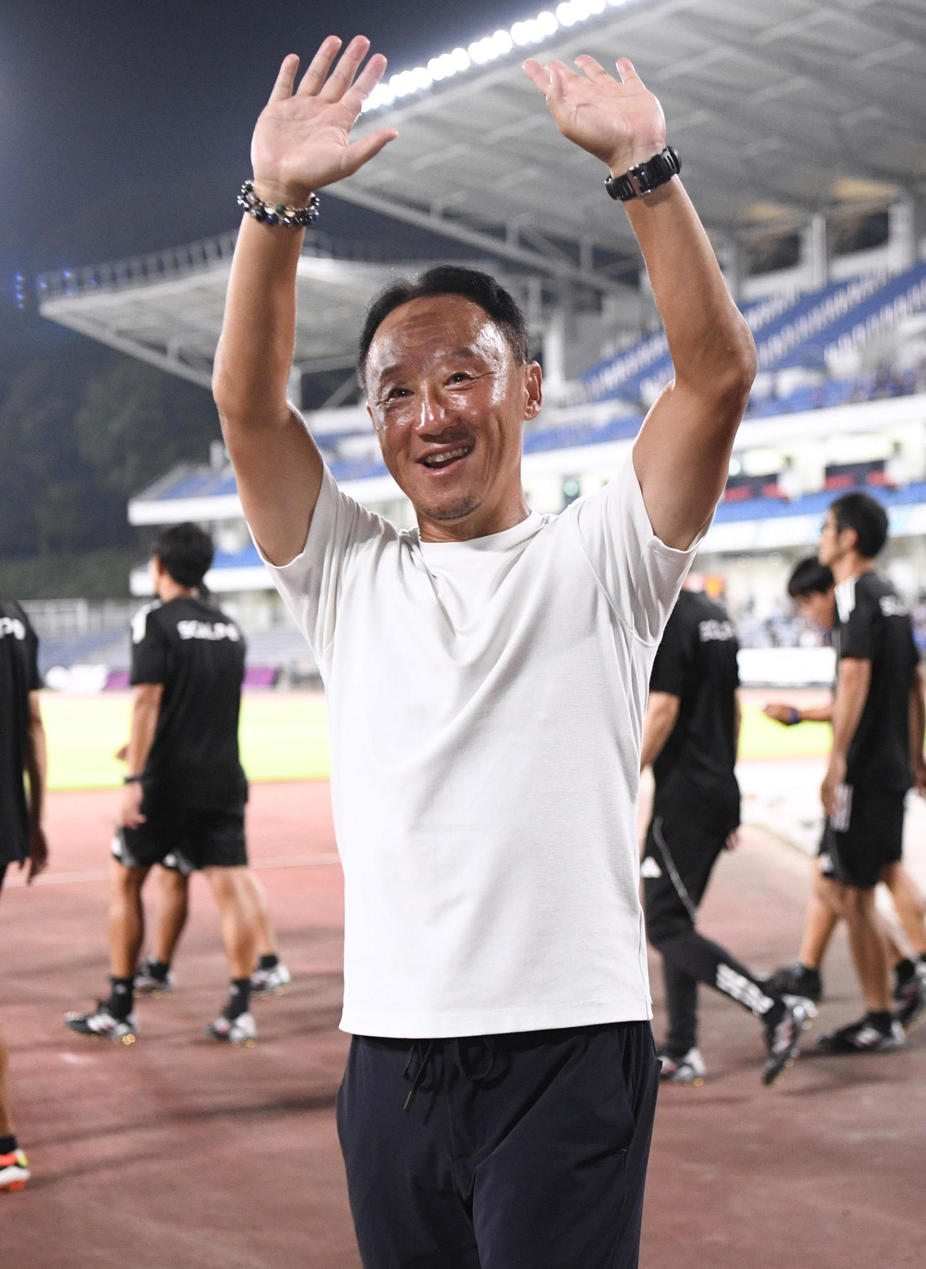京都に競り勝ち、サポーターの声援に応える町田・黒田監督（共同）
