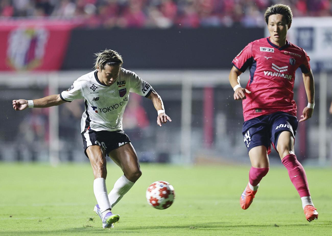 後半、先制ゴールを決めるFC東京・仲川（左、共同）