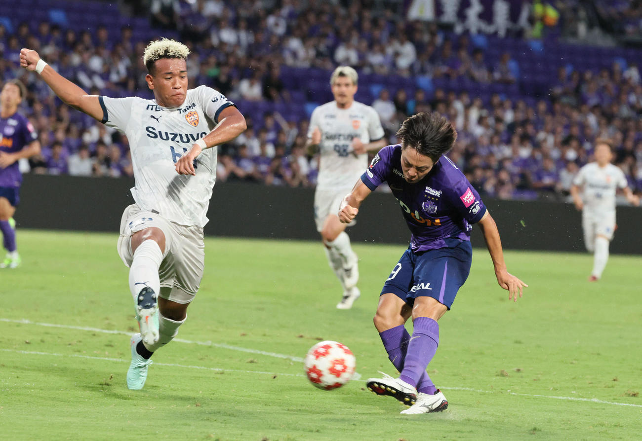 広島対清水　前半　広島中村のシュートは決まらず（撮影・加藤孝規）