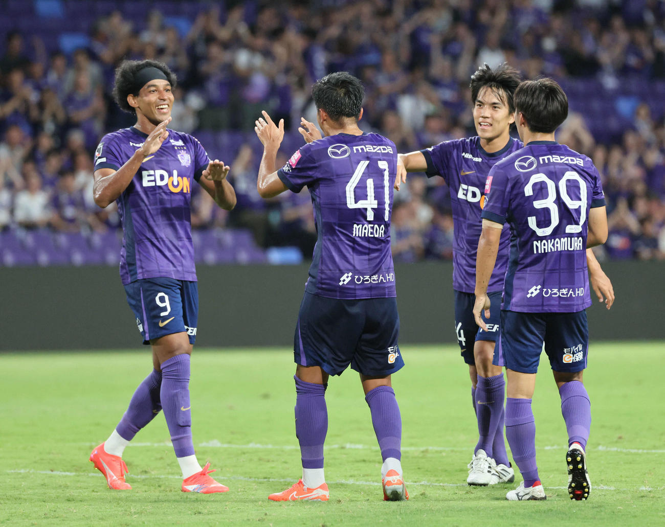 広島対清水　前半　先制シュートを決めた広島前田（左から2人目）とイレブン（撮影・加藤孝規）