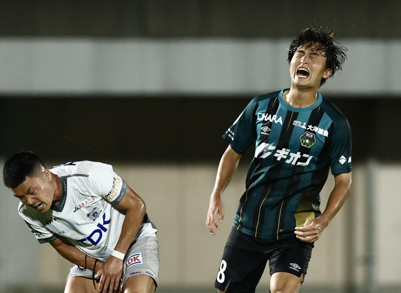 相模原対秋田　シュートを外し険しい表情を見せる相模原大迫（右）（撮影・河田真司）