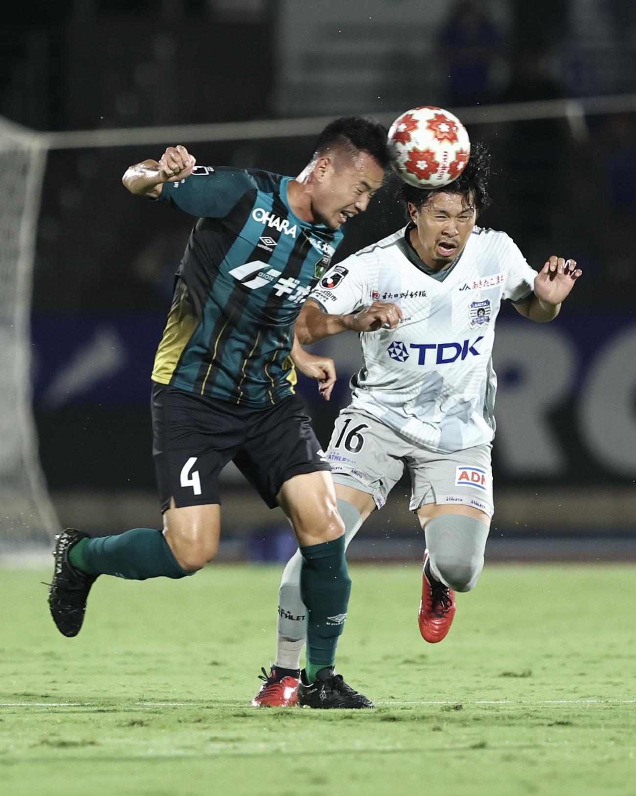 相模原対秋田　前半、競り合う相模原MF島川（左）と秋田DF村松（撮影・河田真司）