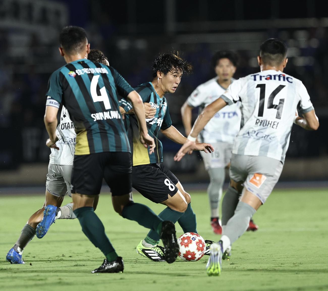 相模原対秋田　前半、競り合う相模原大迫（中央）（撮影・河田真司）