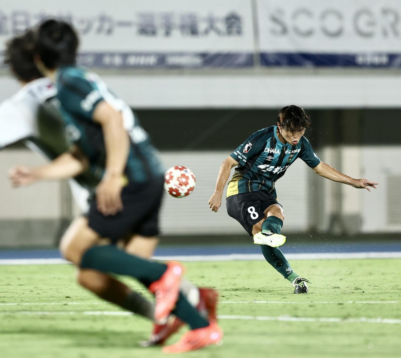 相模原対秋田　後半、FKに臨む相模原大迫（撮影・河田真司）