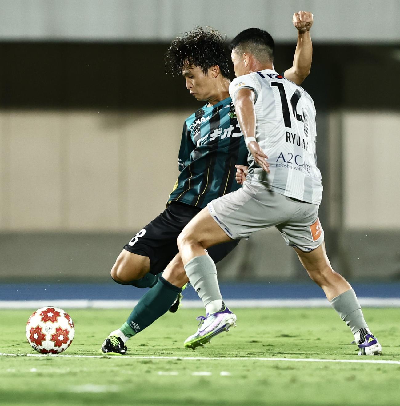 相模原対秋田　後半、シュートを放つ相模原大迫（左）（撮影・河田真司）