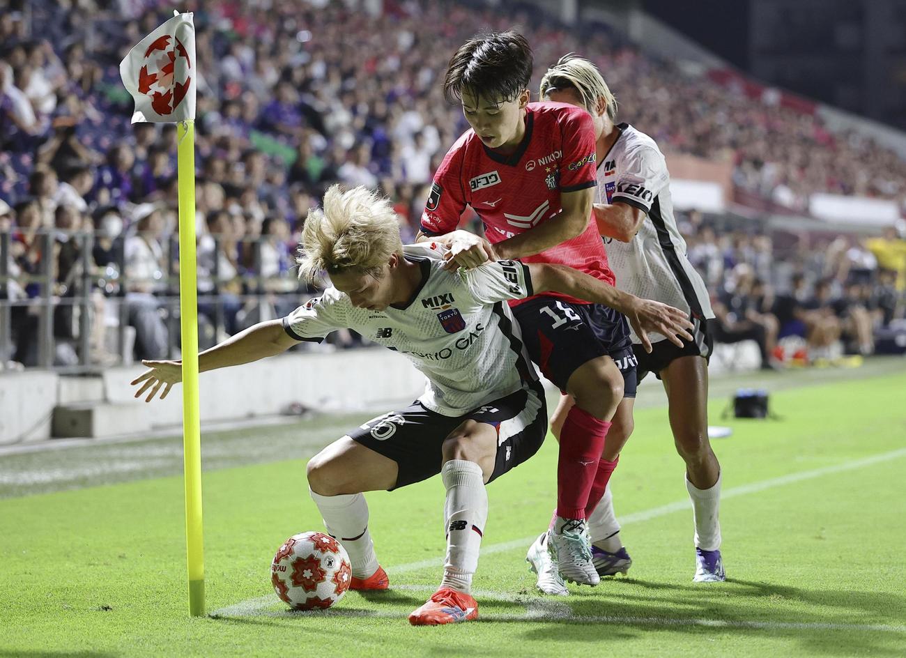 FC東京―C大阪　後半、ボールをキープするFC東京・長倉。右はC大阪・奥田(共同)