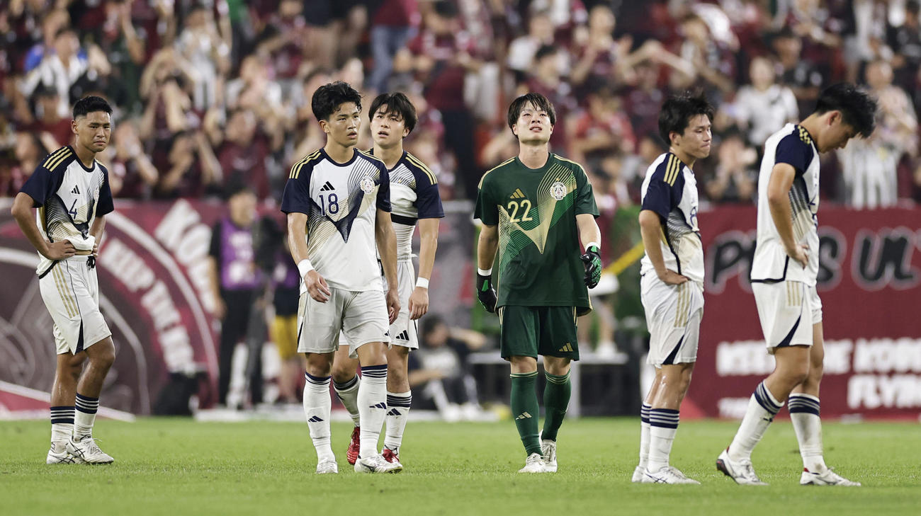 神戸に敗れ、天を仰ぐGK磐井（右から3人目）ら東洋大イレブン（共同）