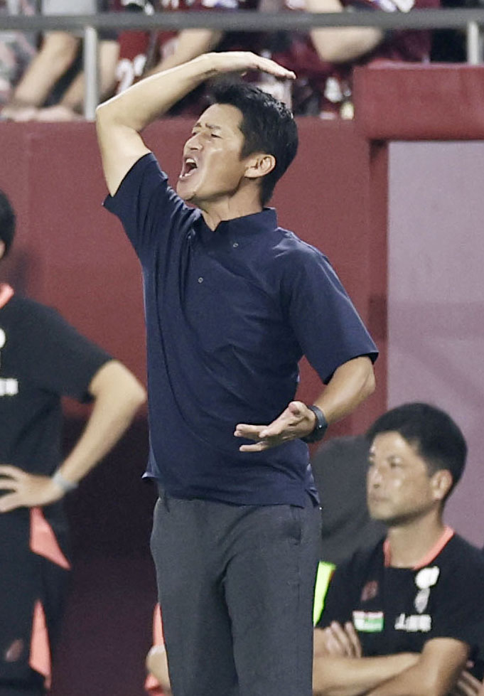延長後半、指示を出す神戸・吉田監督（共同）