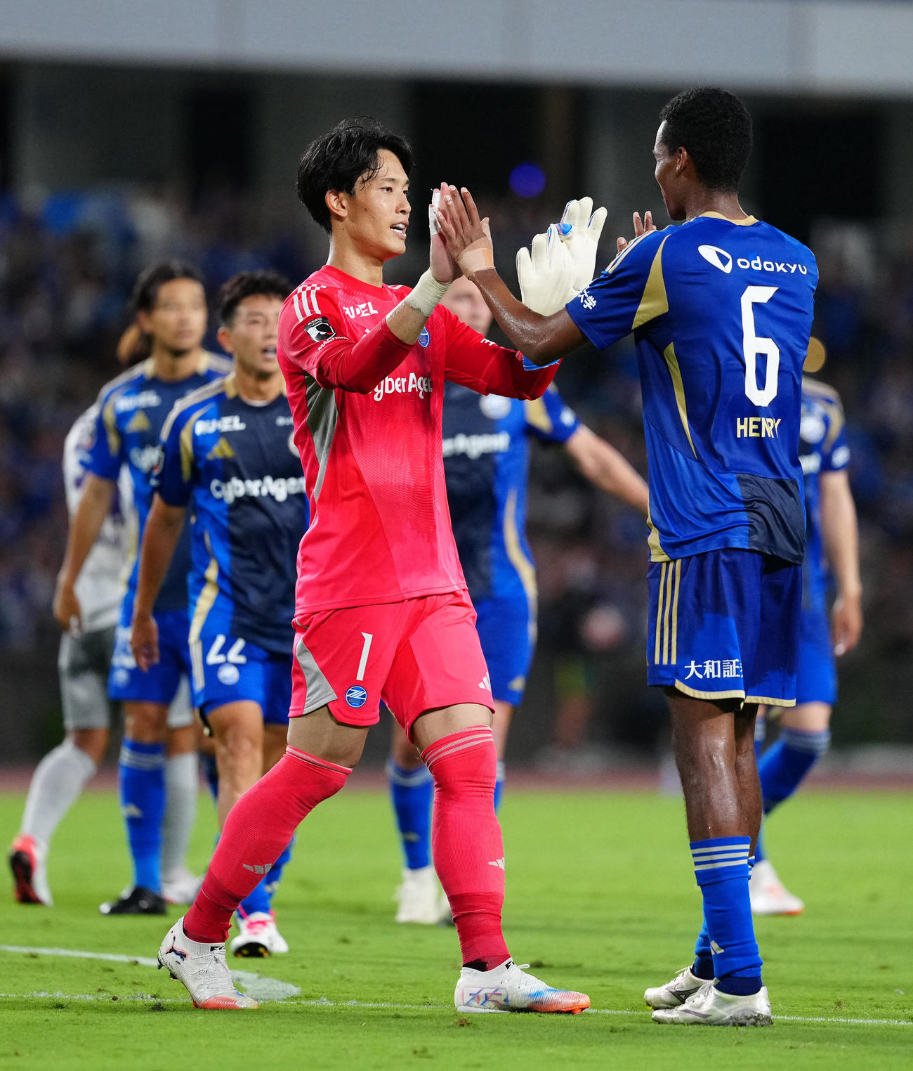町田対京都　試合後、町田望月（右）とタッチを交わすGK谷（撮影・江口和貴）