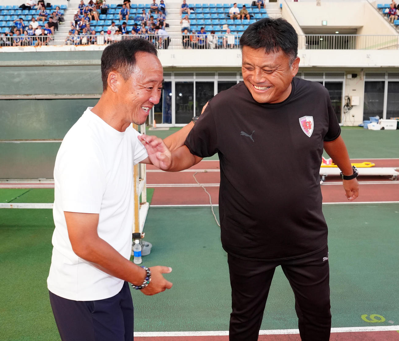 町田対京都　試合前、あいさつを交わし笑顔を見せる町田黒田監督（左）と京都曺貴裁監督（撮影・江口和貴）