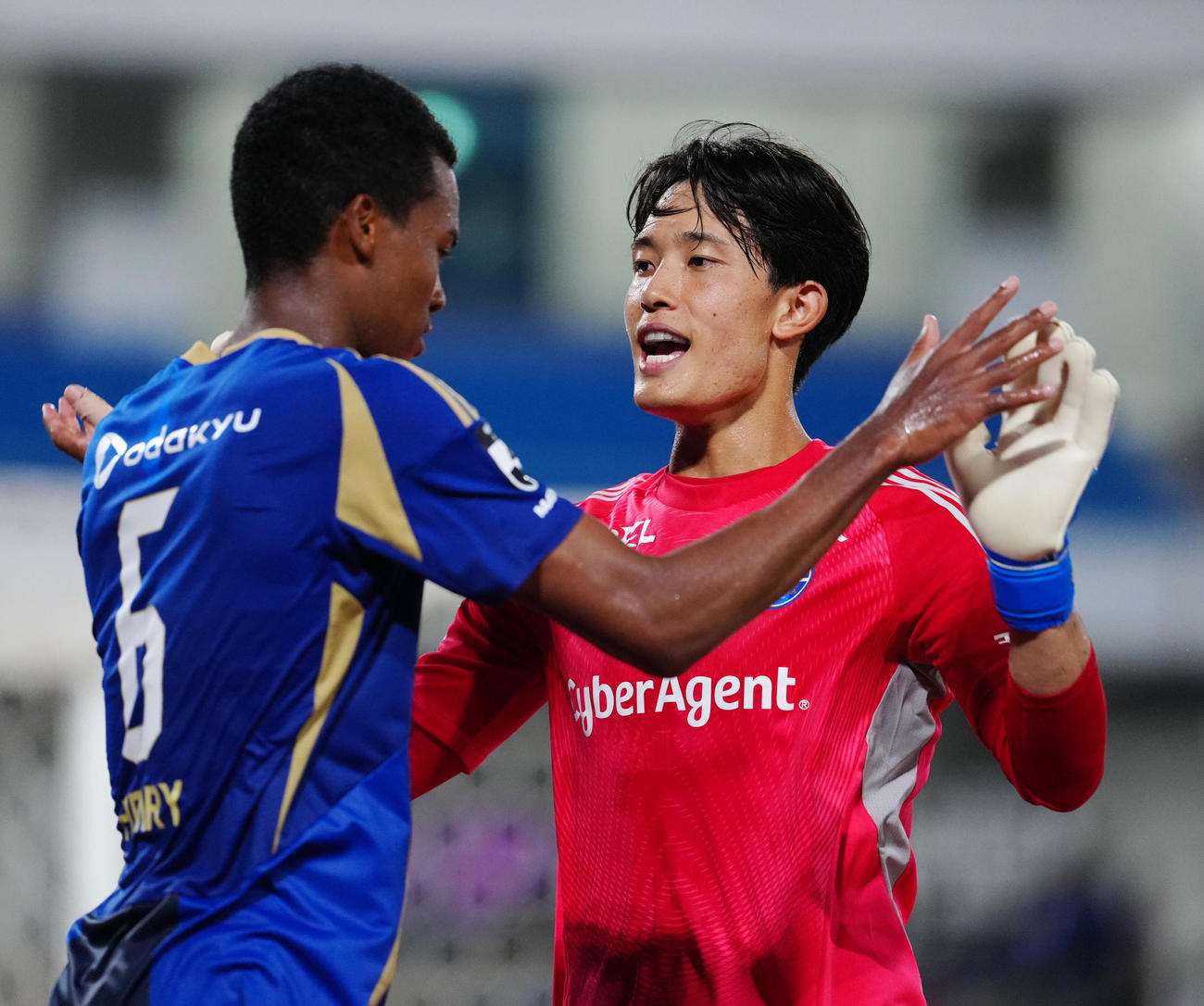 町田対京都　後半、町田望月（左）とタッチを交わすGK谷（撮影・江口和貴）