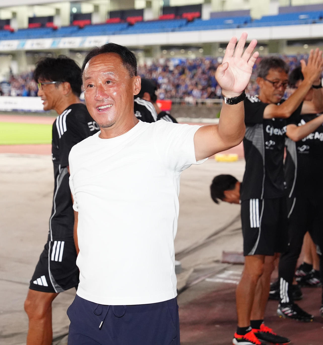 町田対京都　試合後、サポーターの声援に応える町田黒田監督（撮影・江口和貴）