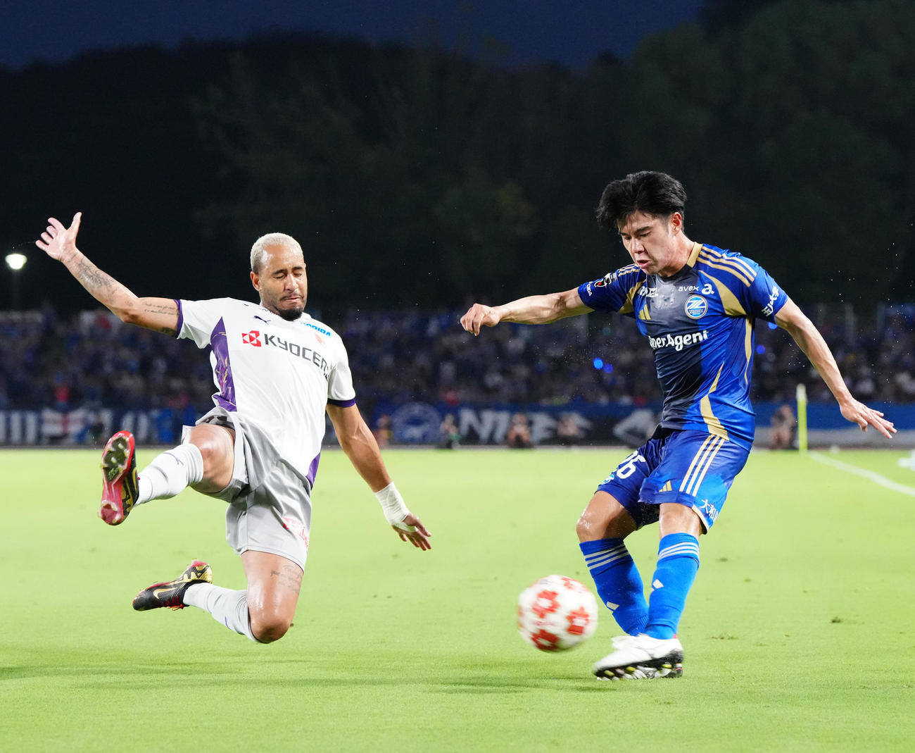 町田対京都　前半、クロスを上げる町田林（右）。左は京都Mトゥーリオ（撮影・江口和貴）