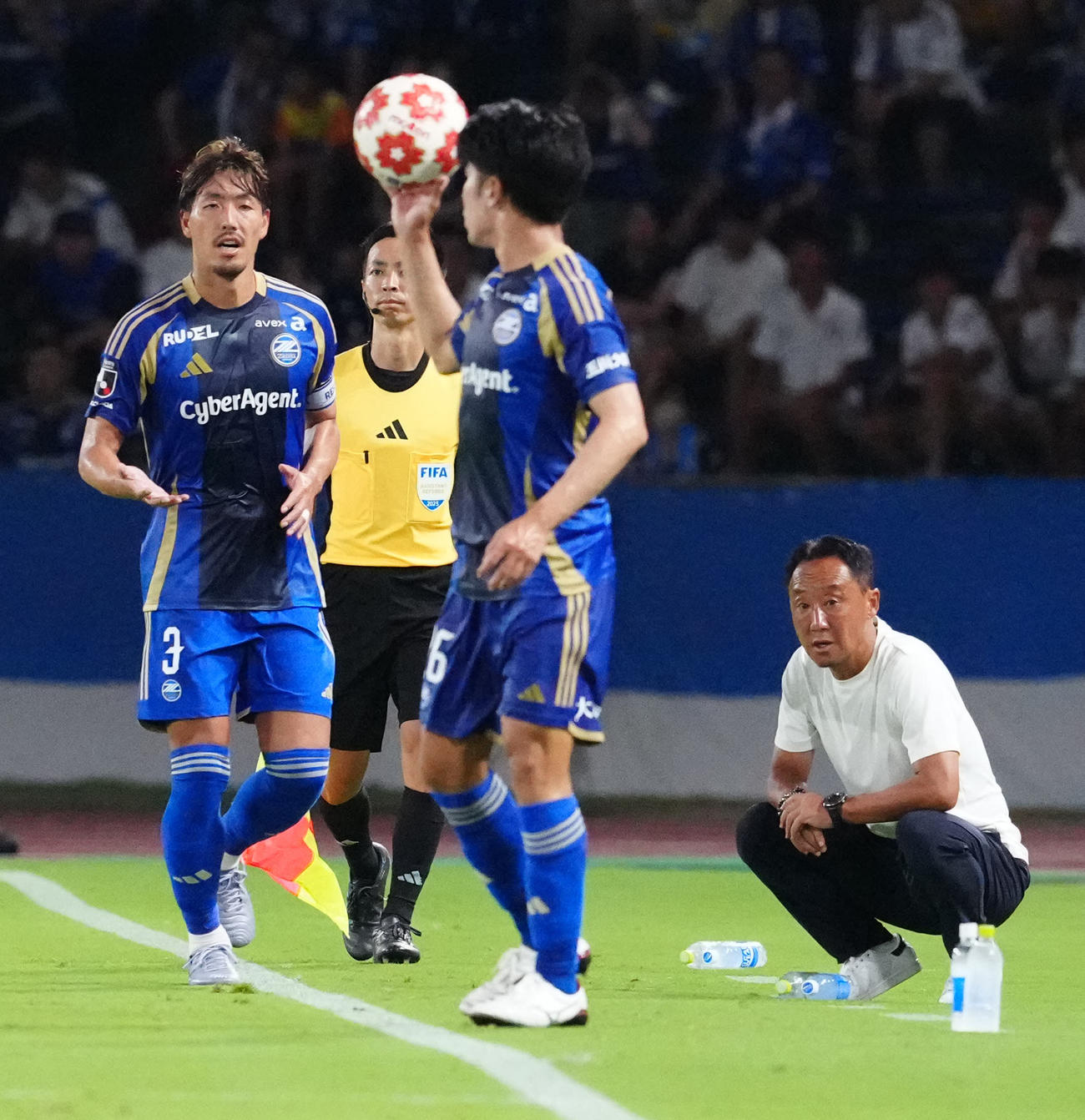 町田対京都　前半、座りながら戦況を見つめる町田黒田監督（右）（撮影・江口和貴）
