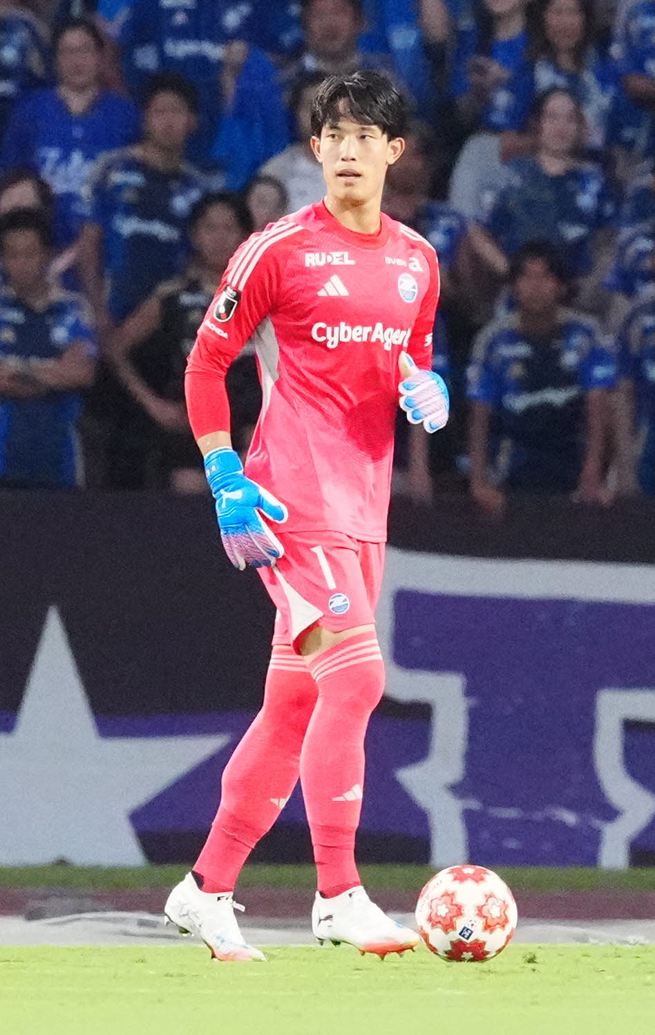 町田対京都　前半、ボールをキープする町田GK谷（撮影・江口和貴）