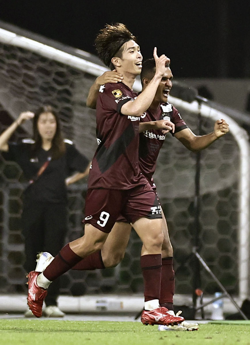 神戸対東洋大　延長後半終了間際、決勝ゴールを決め、喜ぶ神戸宮代（左）（共同）