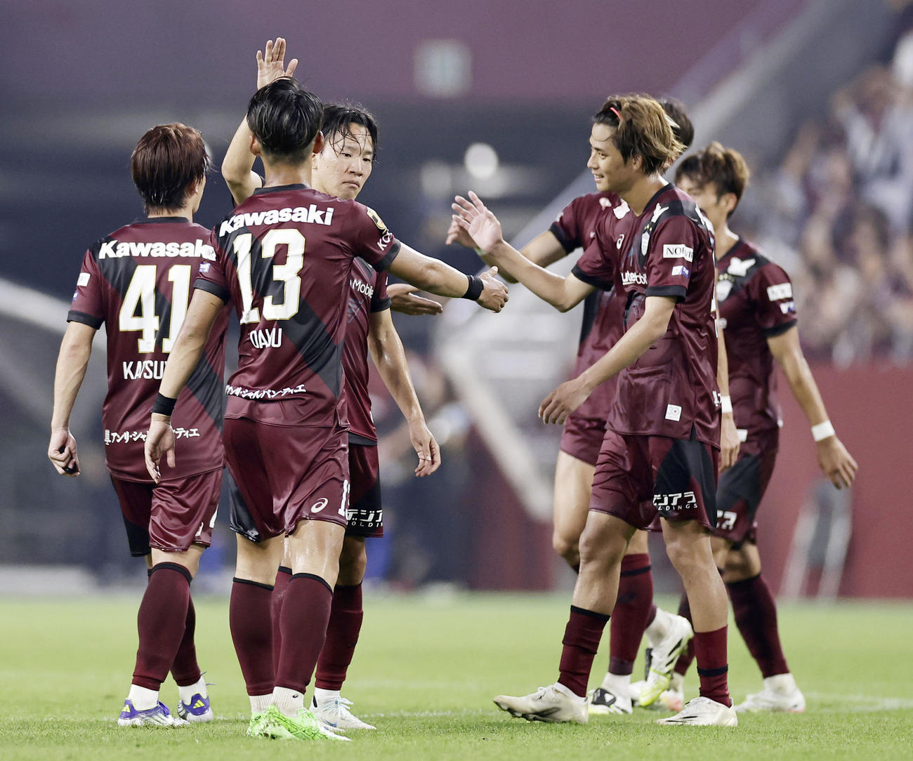 東洋大に勝利しタッチを交わす神戸イレブン（共同）