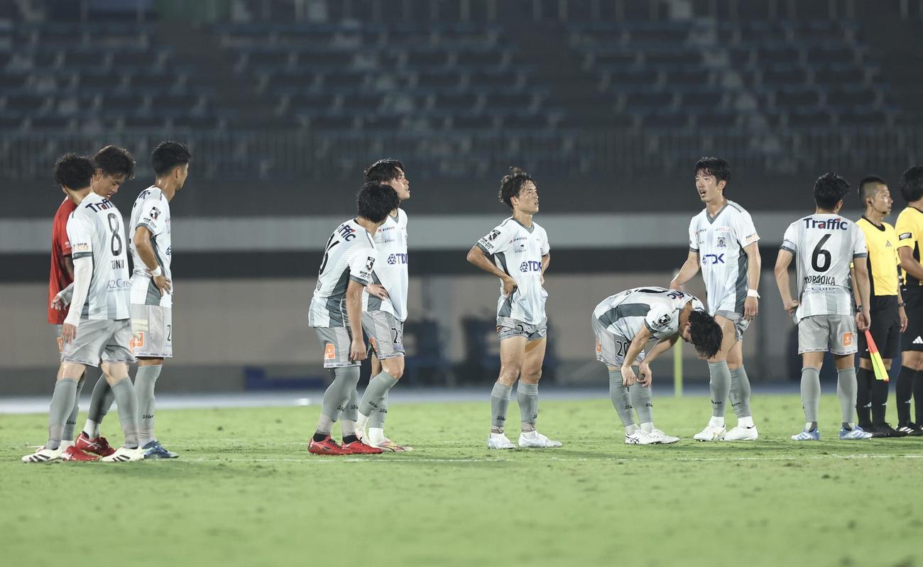相模原対秋田　　相模原に延長戦の末敗れ、肩を落とす秋田イレブン（撮影・河田真司）