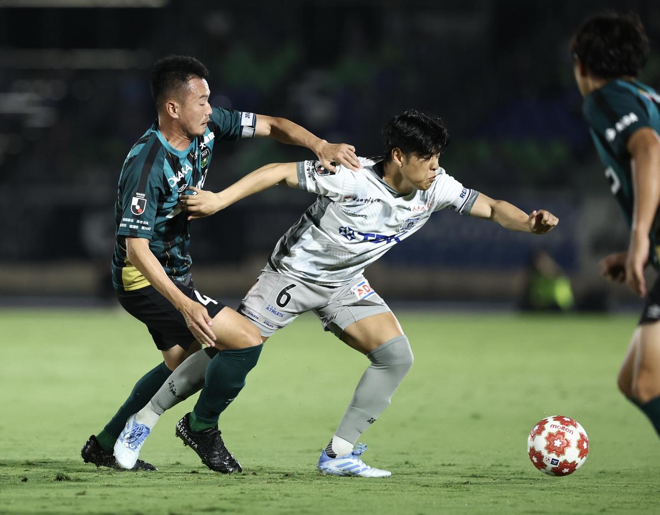 相模原対秋田　前半、競り合う相模原島川（左）と秋田諸岡（撮影・河田真司）