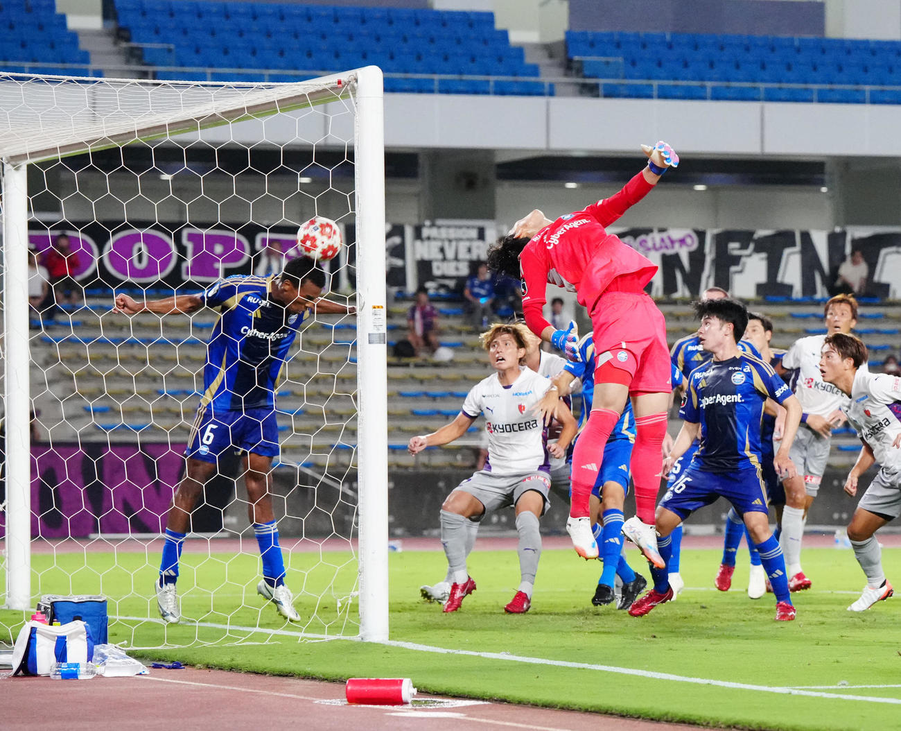 町田対京都　後半追加タイム、ヘディングでクリアする町田望月（左端）（撮影・江口和貴）