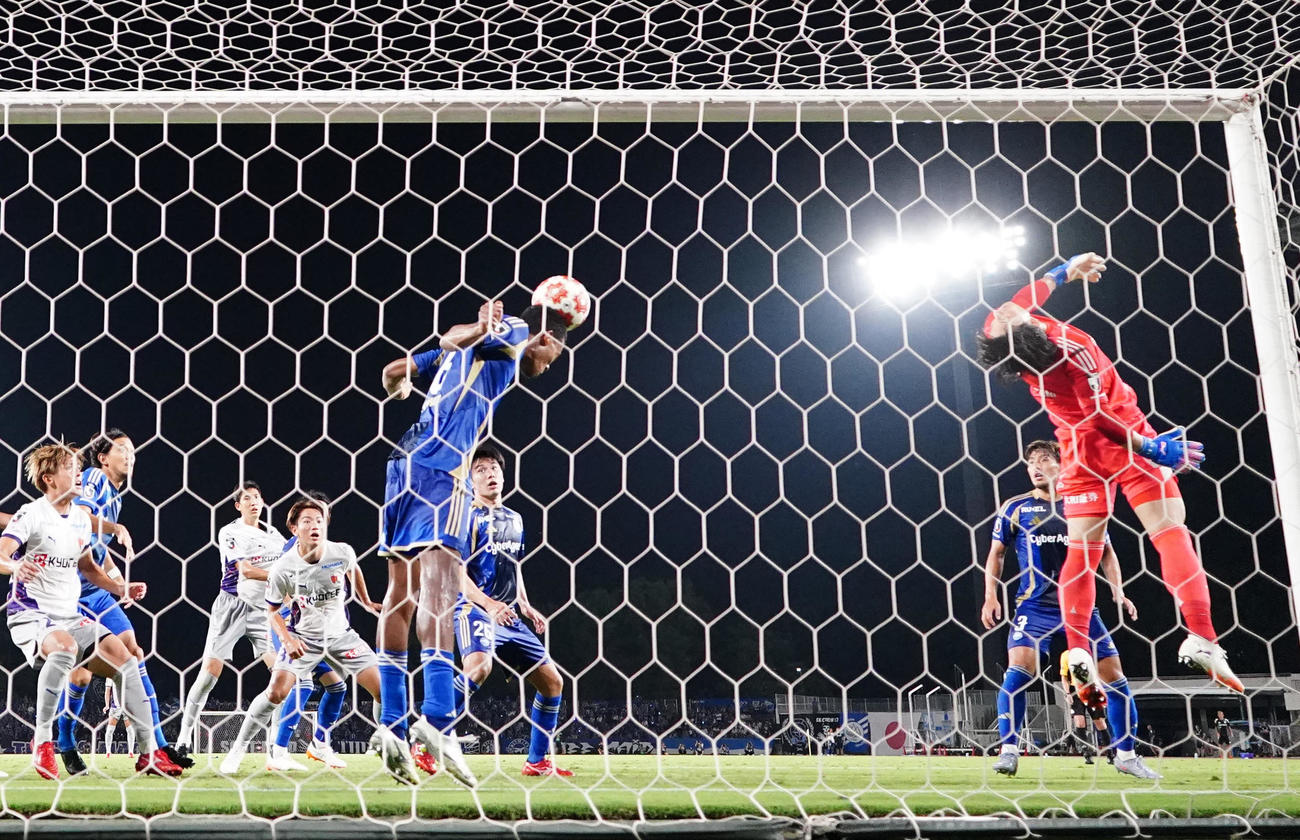 町田対京都　後半追加タイム、ヘディングでクリアする町田望月（中央）（撮影・江口和貴）