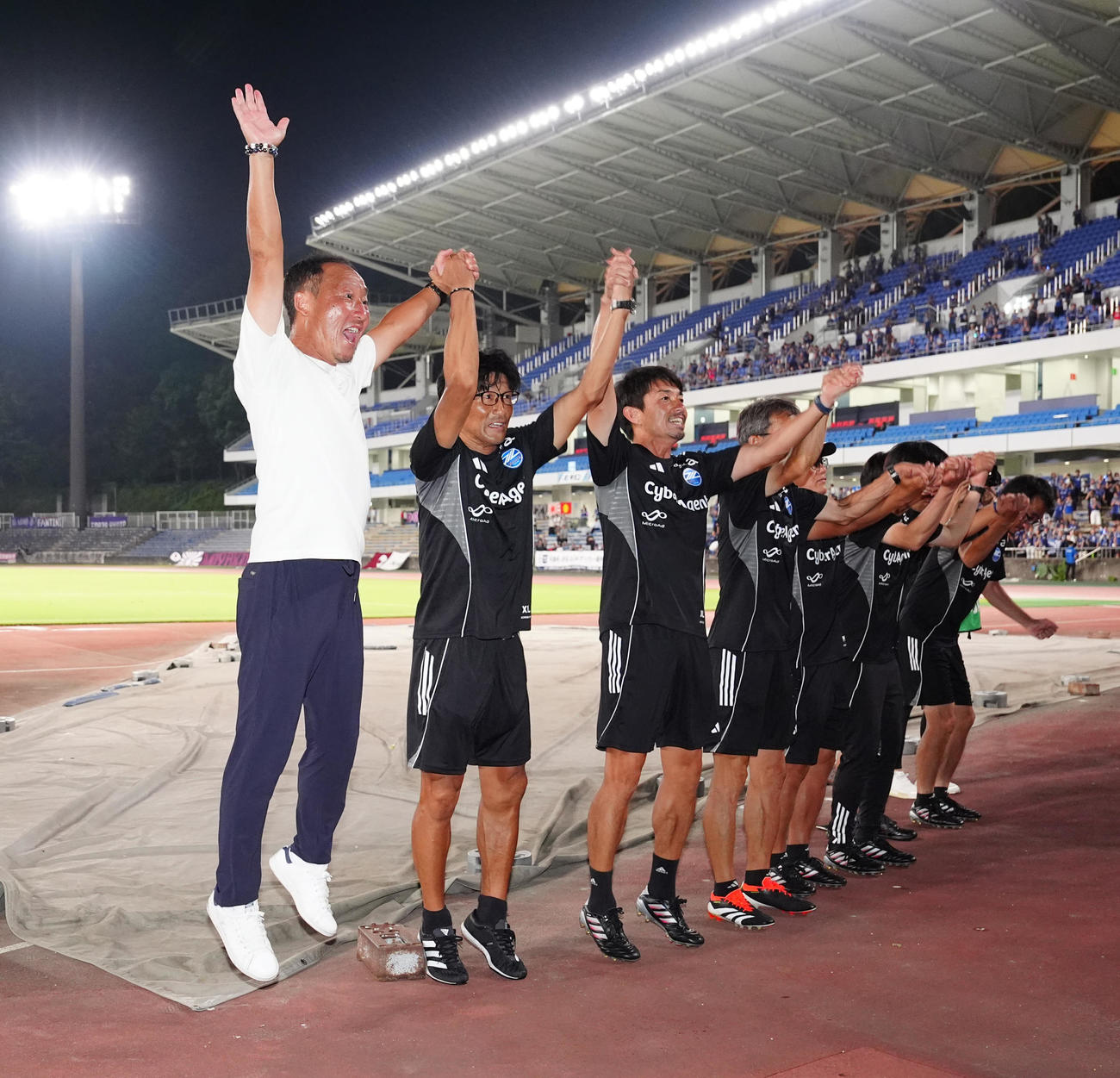 町田対京都　試合後、ジャンプしサポーターと勝利を喜ぶ町田黒田監督（左端）（撮影・江口和貴）