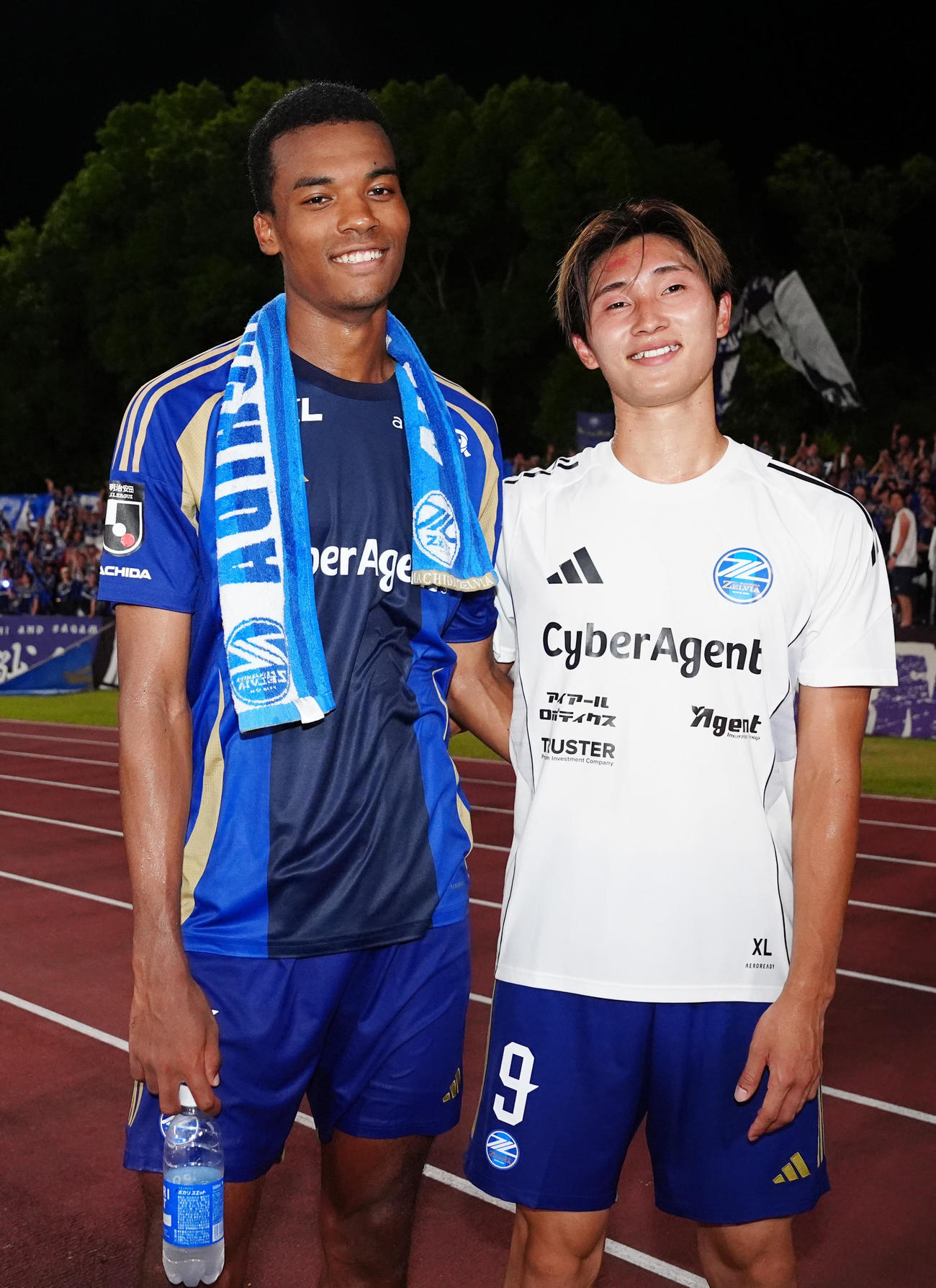 町田対京都　試合後、写真に納まる町田藤尾（右）と望月（撮影・江口和貴）