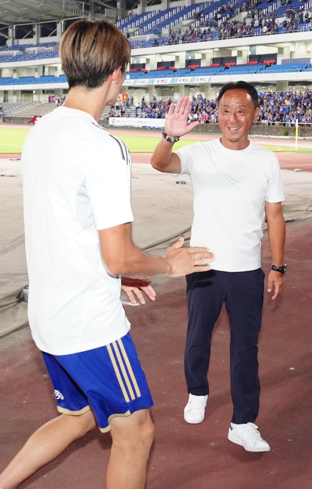 町田対京都　試合後、町田藤尾（左）とタッチを交わす黒田監督（撮影・江口和貴）