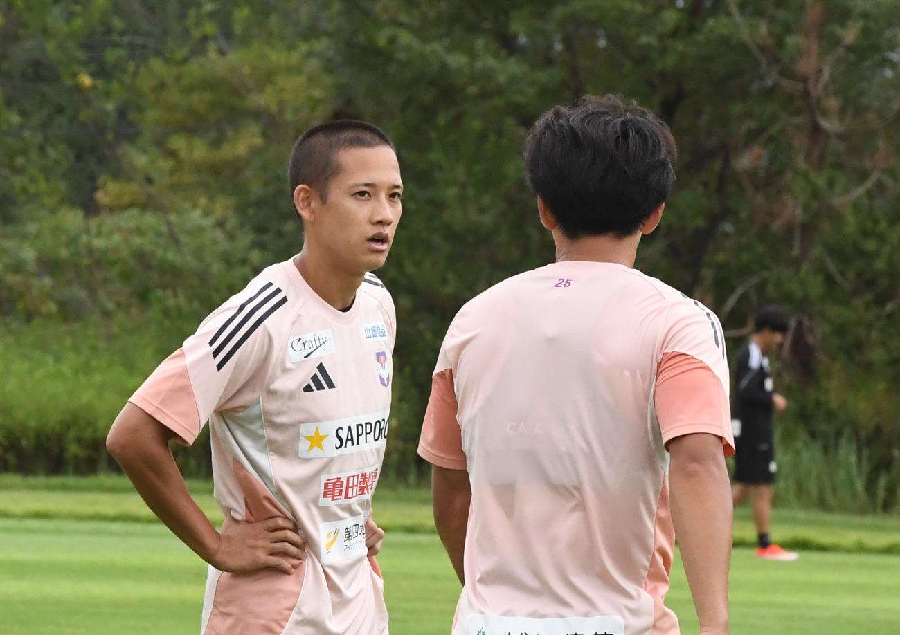 藤原（右）とプレーの確認をする島村（撮影・小林忠）