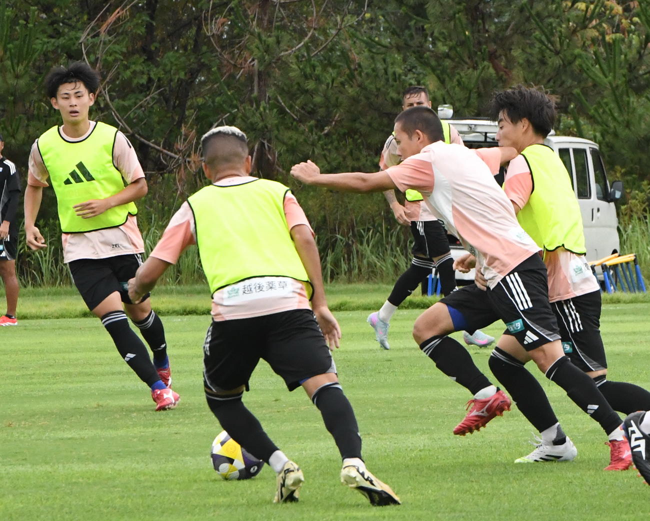 密集地帯をドリブルで抜け出す島村（右から2人目）（撮影・小林忠）