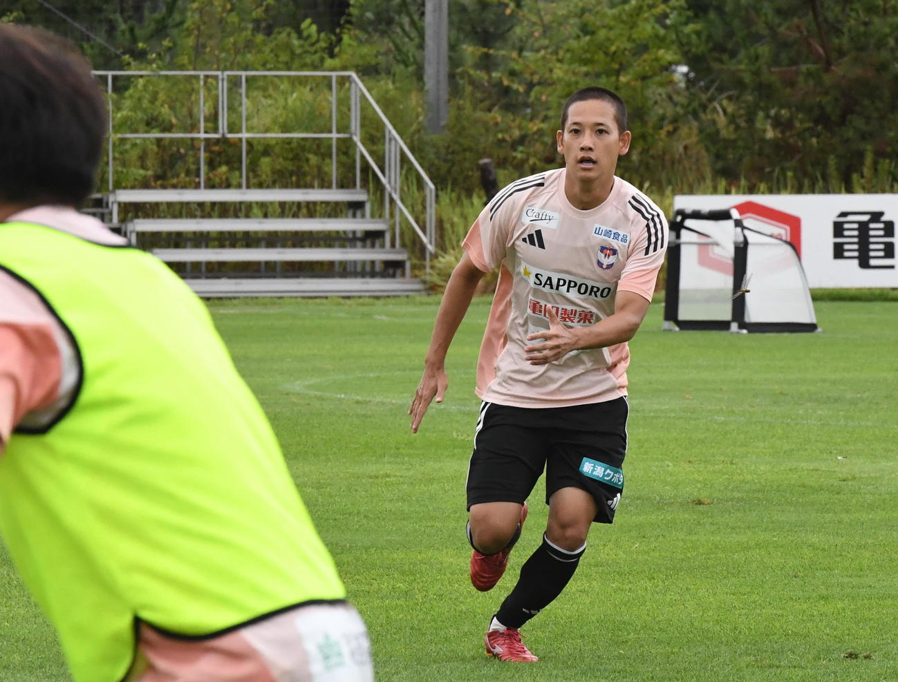 ボールを追う島村（撮影・小林忠）