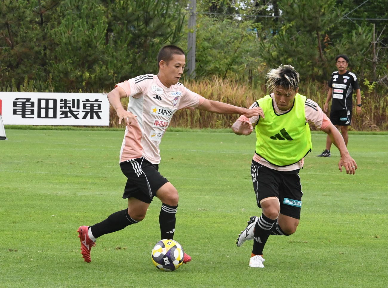 ドリブルを仕掛ける島村（左）（撮影・小林忠）