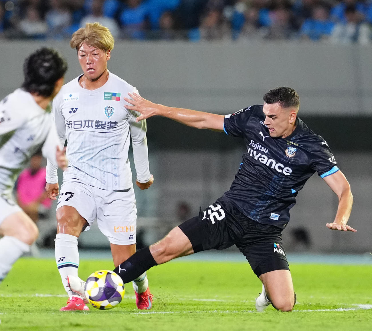 川崎F対福岡　前半、福岡碓井（左）にファウルし退場となった川崎Fウレモビッチ（撮影・江口和貴）
