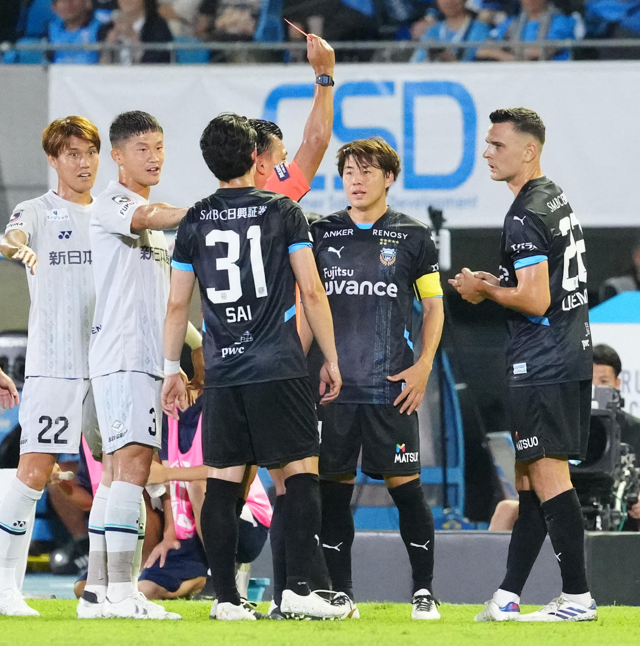 川崎F対福岡　前半、VARの結果、退場を宣告される川崎Fウレモビッチ（右端）（撮影・江口和貴）