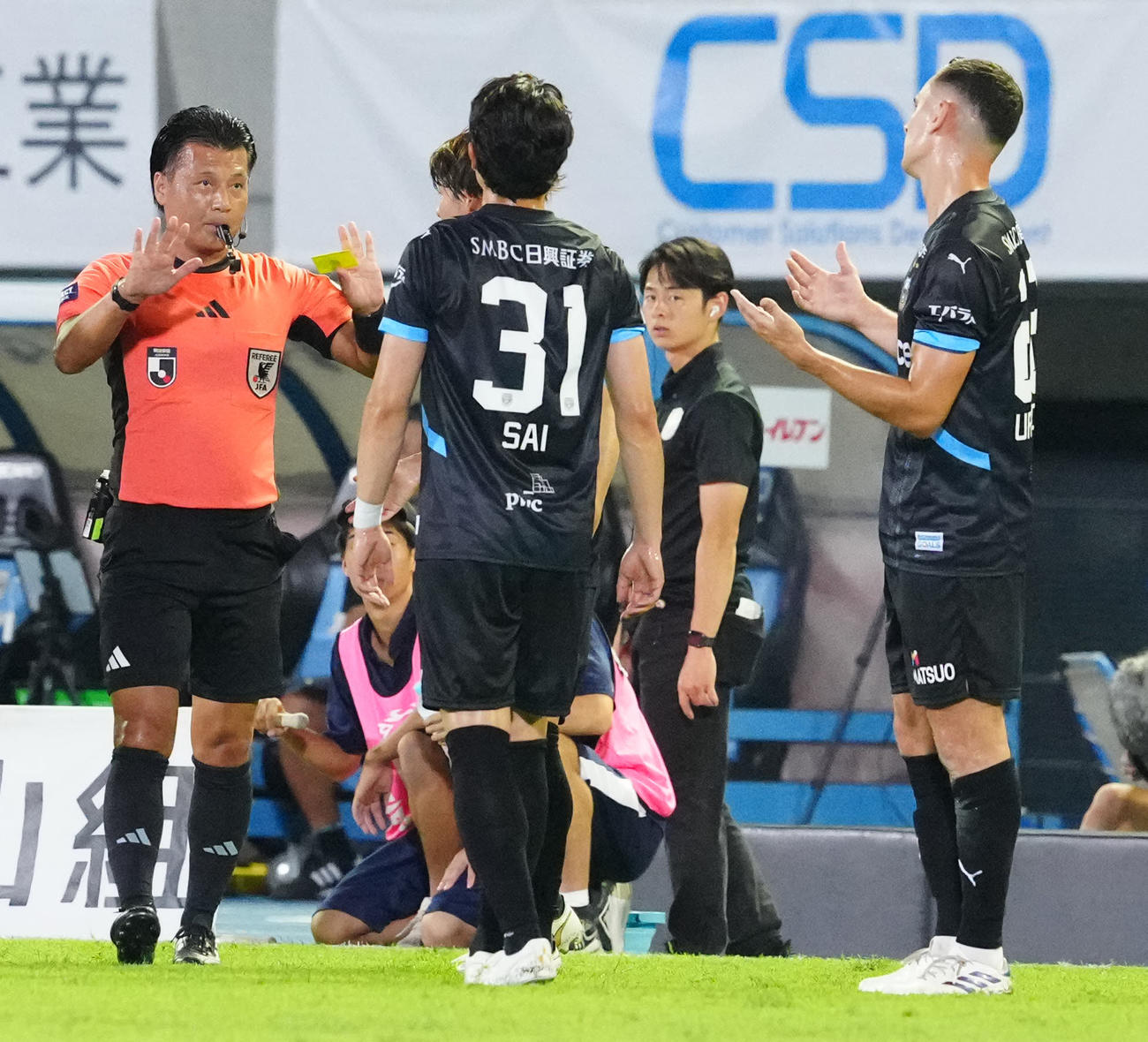 川崎F対福岡　前半、川崎Fウレモビッチ（右）のファウルに対しVARの結果を伝える清水主審（撮影・江口和貴）