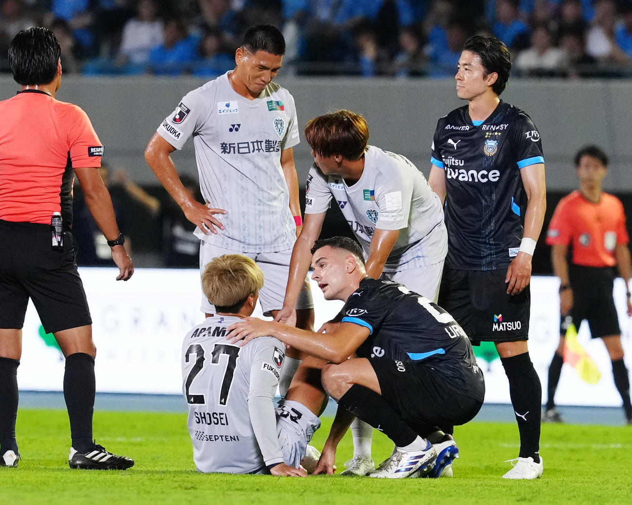 川崎F対福岡　前半、福岡碓井（左下）に謝罪する川崎Fウレモビッチ（撮影・江口和貴）