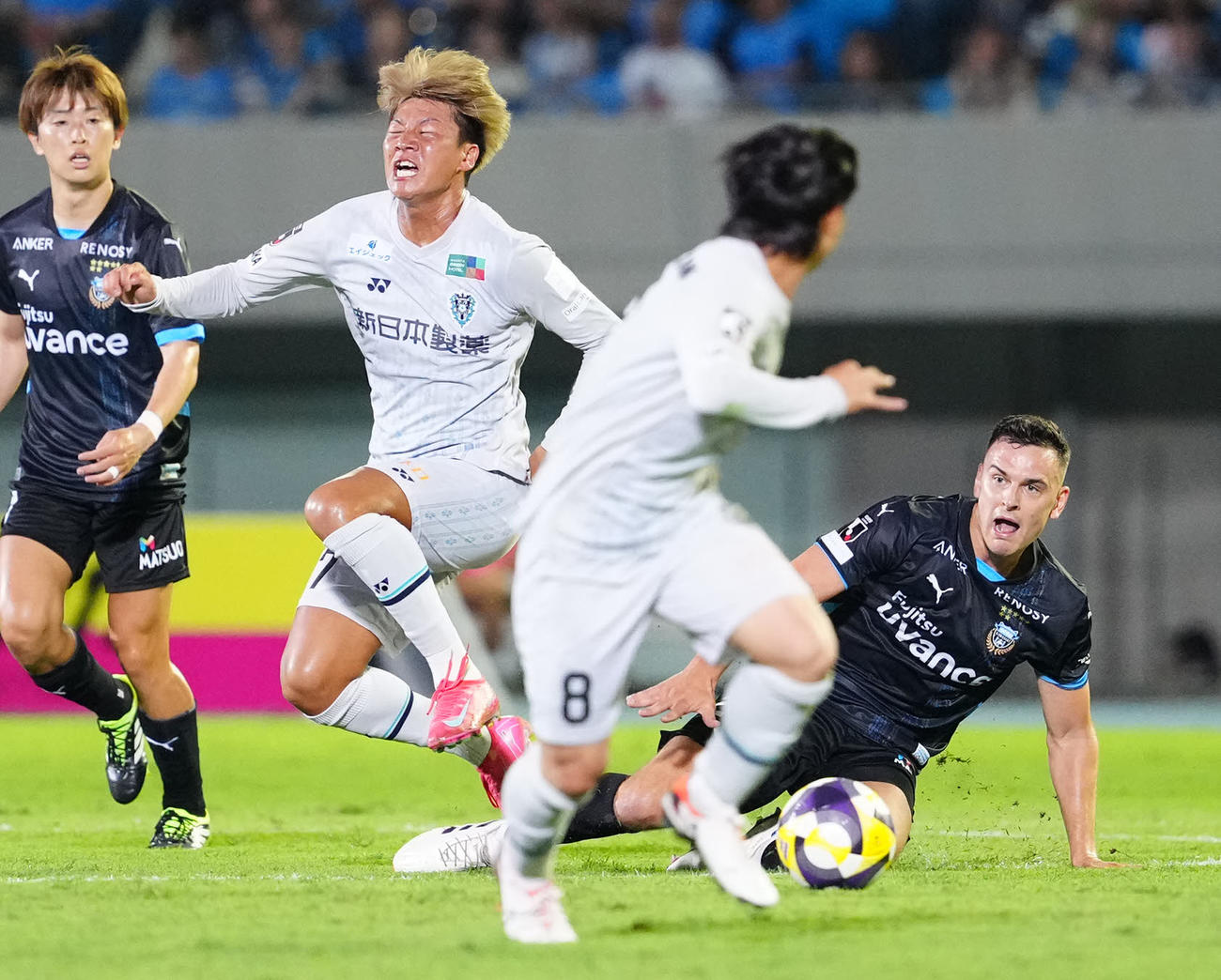 川崎F対福岡　前半、福岡碓井（中央）にファウルし退場となった川崎Fウレモビッチ（撮影・江口和貴）