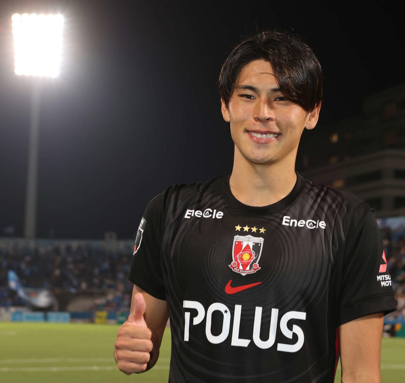 横浜FC対浦和　勝利を飾り笑顔を見せる浦和小森（撮影・水谷安孝）