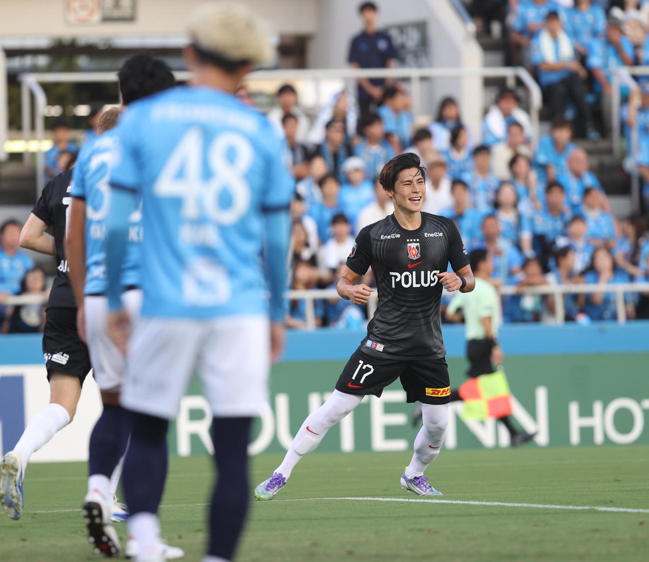 横浜FC対浦和　前半、ゴールを決め笑顔を見せる浦和小森（撮影・水谷安孝）