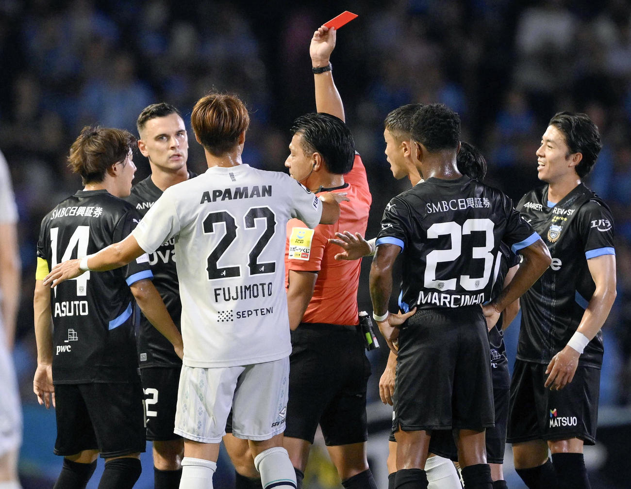 川崎―福岡　前半、退場処分となる川崎・ウレモビッチ（左から2人目）＝U等々力（共同）